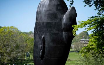 Jaume Plensa, Wilsis in front of a lake at Yorkshire Sculpture Park