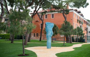 Elegantka II 2013 14 urethane resin courtesy the artist Galerie Lelong and YSP Photo Daniele Venturelli