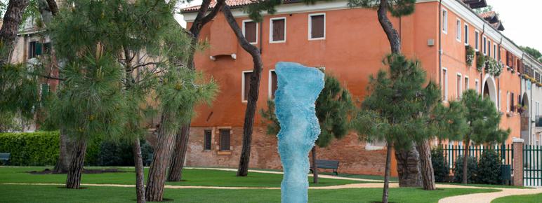 Elegantka II 2013 14 urethane resin courtesy the artist Galerie Lelong and YSP Photo Daniele Venturelli