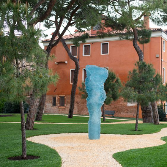 Elegantka II 2013 14 urethane resin courtesy the artist Galerie Lelong and YSP Photo Daniele Venturelli