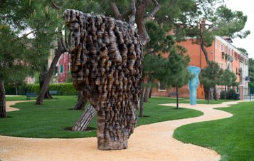 Scratch 2013 14 cedar and graphite courtesy the artist Galerie Lelong and YSP Photo Daniele Venturelli